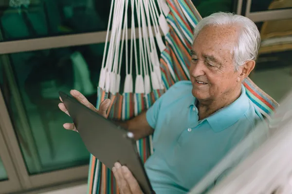 Estatuto do Idoso 2026: Conheça os Direitos que Garantem sua Economia